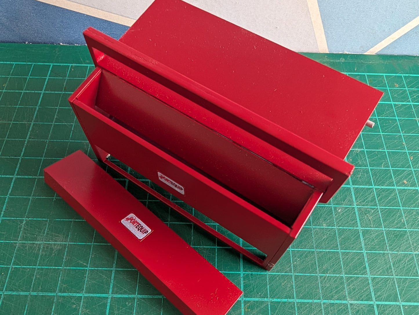 1:32 Calf Creep Feeder Model Kit