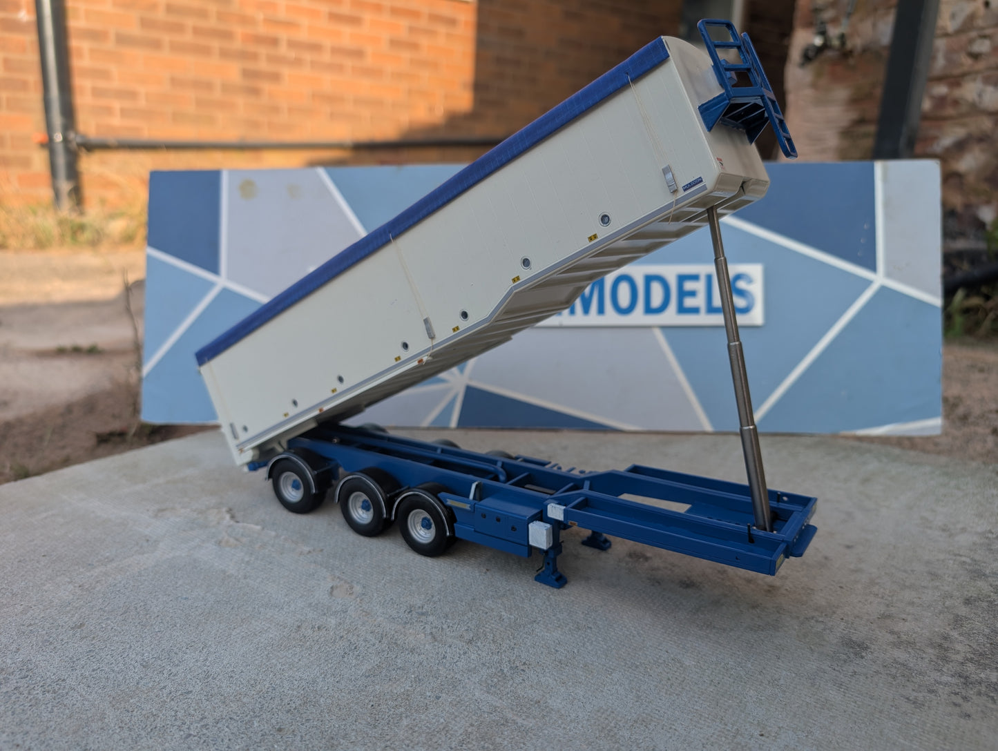 1:32 Muldoon Bulk Blower Animal Feed Trailer Model Kit