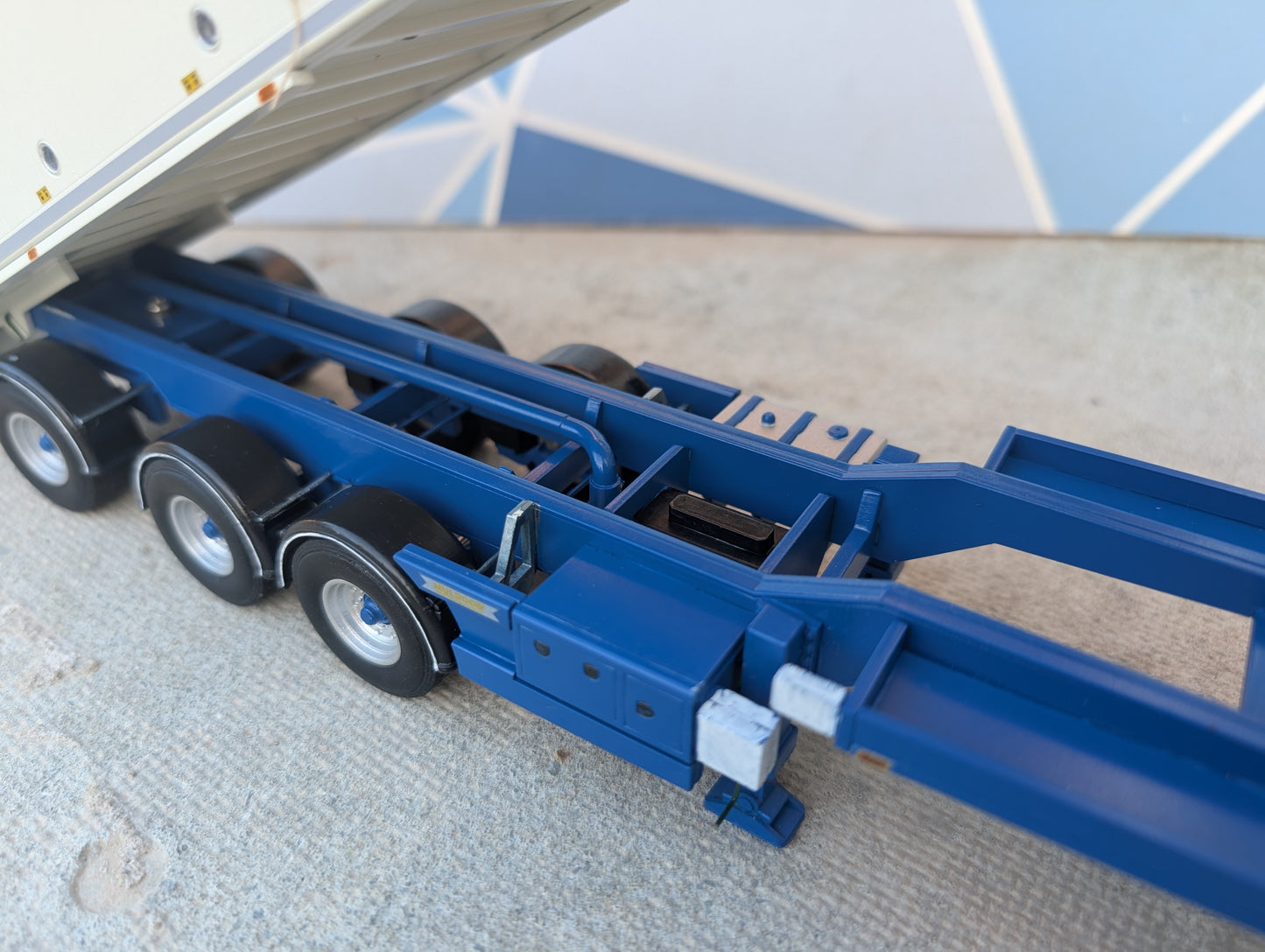 1:32 Muldoon Bulk Blower Animal Feed Trailer Model Kit