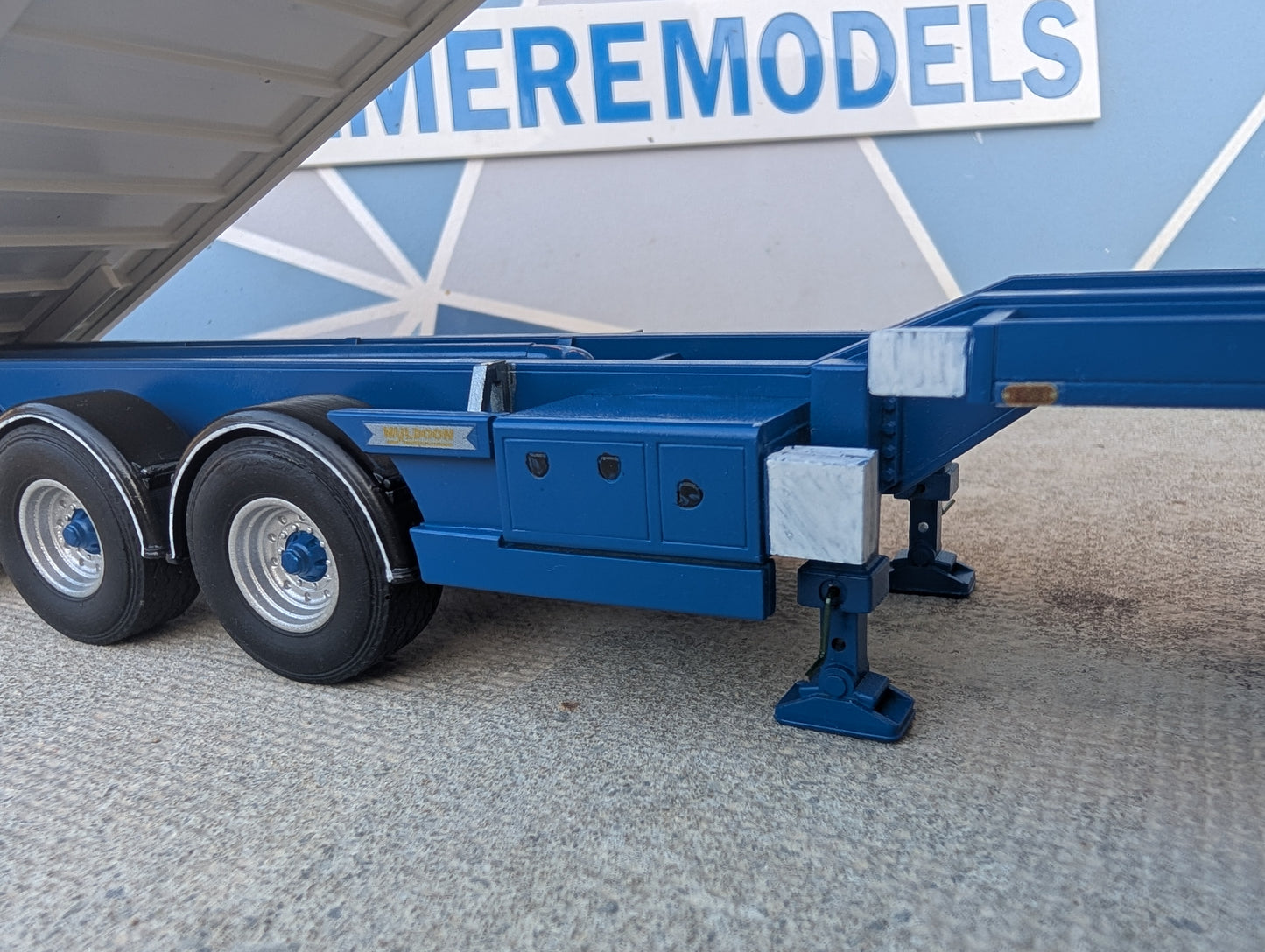 1:32 Muldoon Bulk Blower Animal Feed Trailer Model Kit