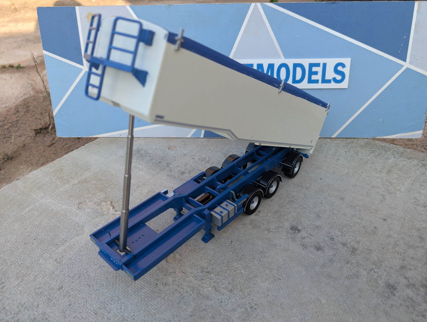 1:32 Muldoon Bulk Blower Animal Feed Trailer Model Kit