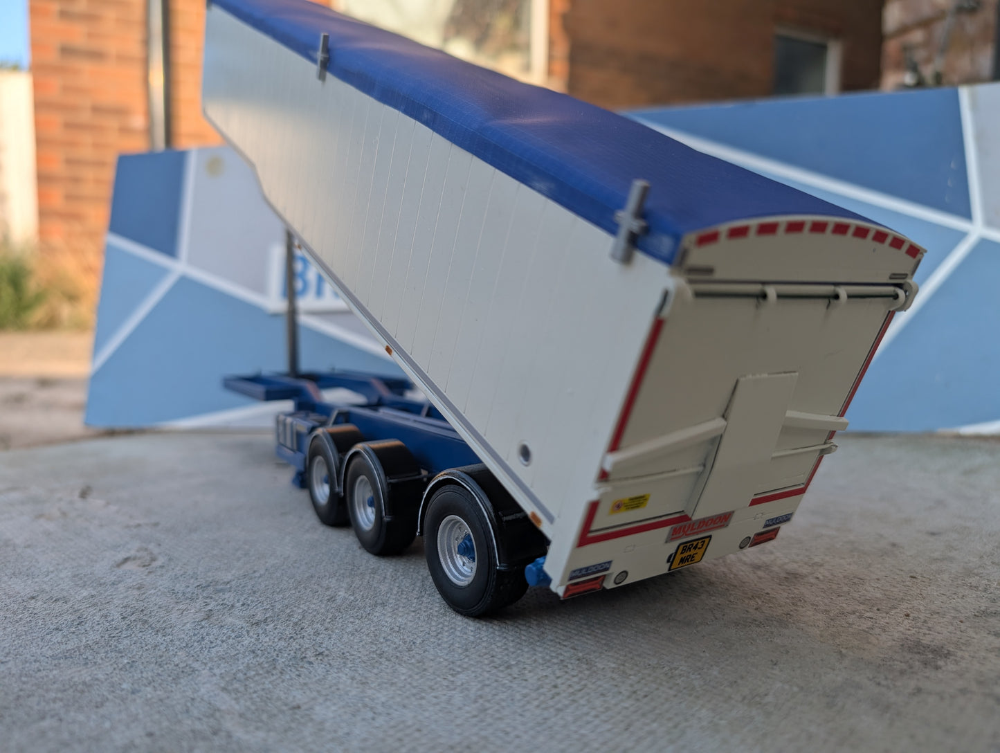 1:32 Muldoon Bulk Blower Animal Feed Trailer Model Kit
