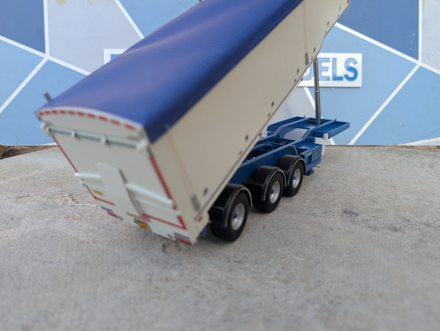 1:32 Muldoon Bulk Blower Animal Feed Trailer Model Kit