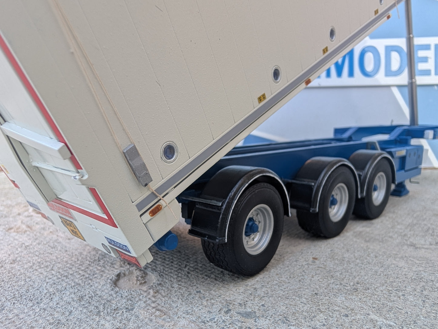 1:32 Muldoon Bulk Blower Animal Feed Trailer Model Kit