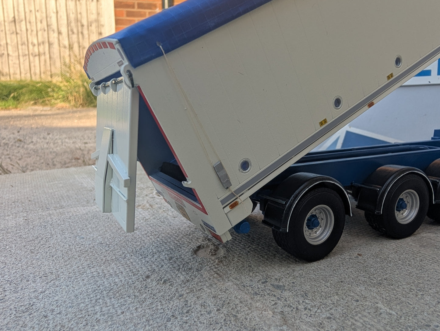 1:32 Muldoon Bulk Blower Animal Feed Trailer Model Kit