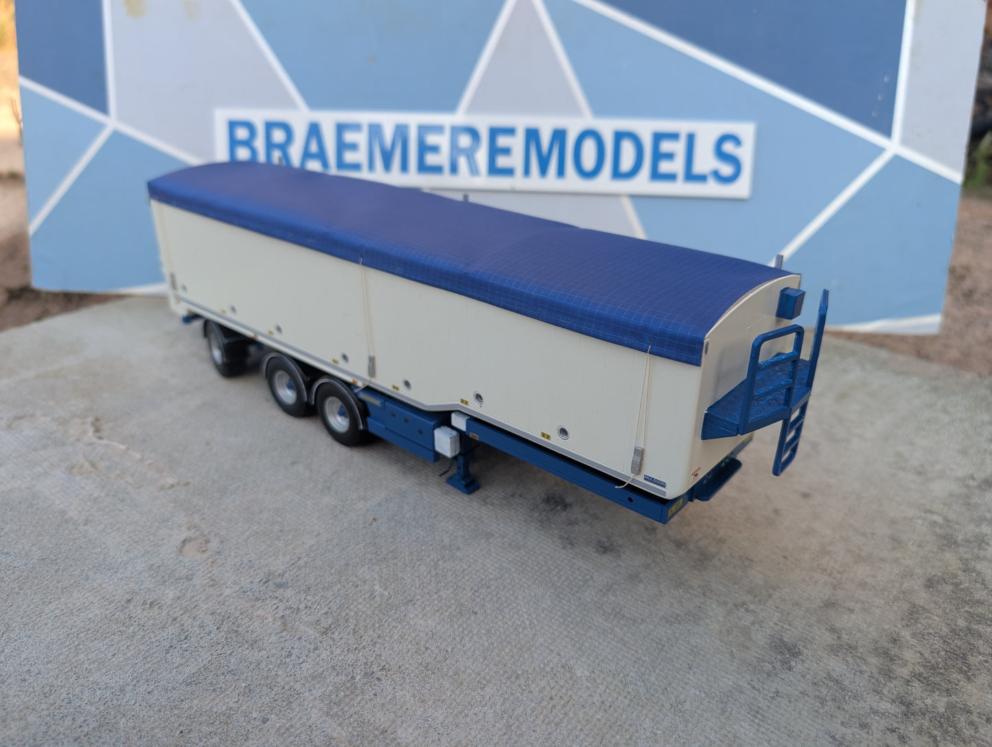 1:32 Muldoon Bulk Blower Animal Feed Trailer Model Kit