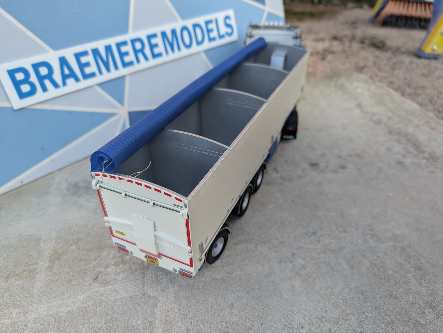 1:32 Muldoon Bulk Blower Animal Feed Trailer Model Kit