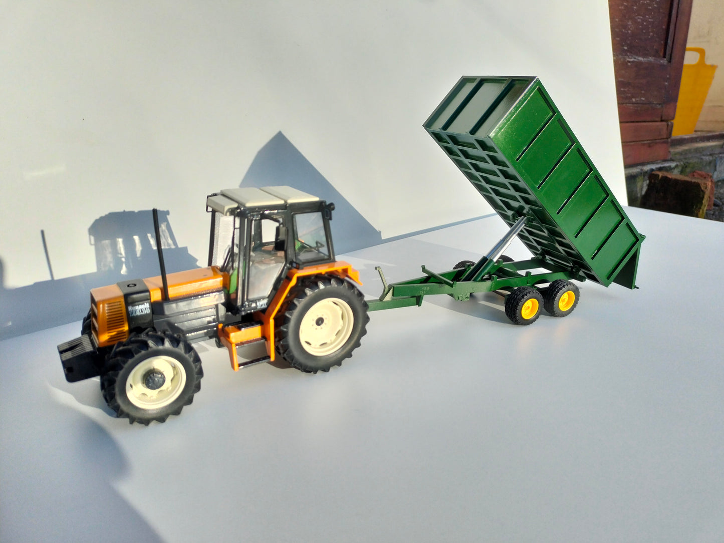 1:32 Classic Grain Tipping Trailer Model Kit