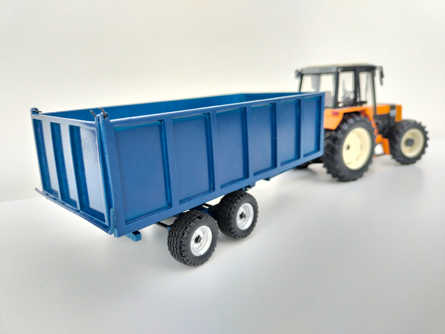 1:32 Classic Grain Tipping Trailer Model Kit