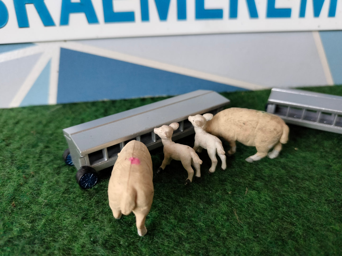 1:32 Sheep Lamb Creep Feeder 2x Model Kit