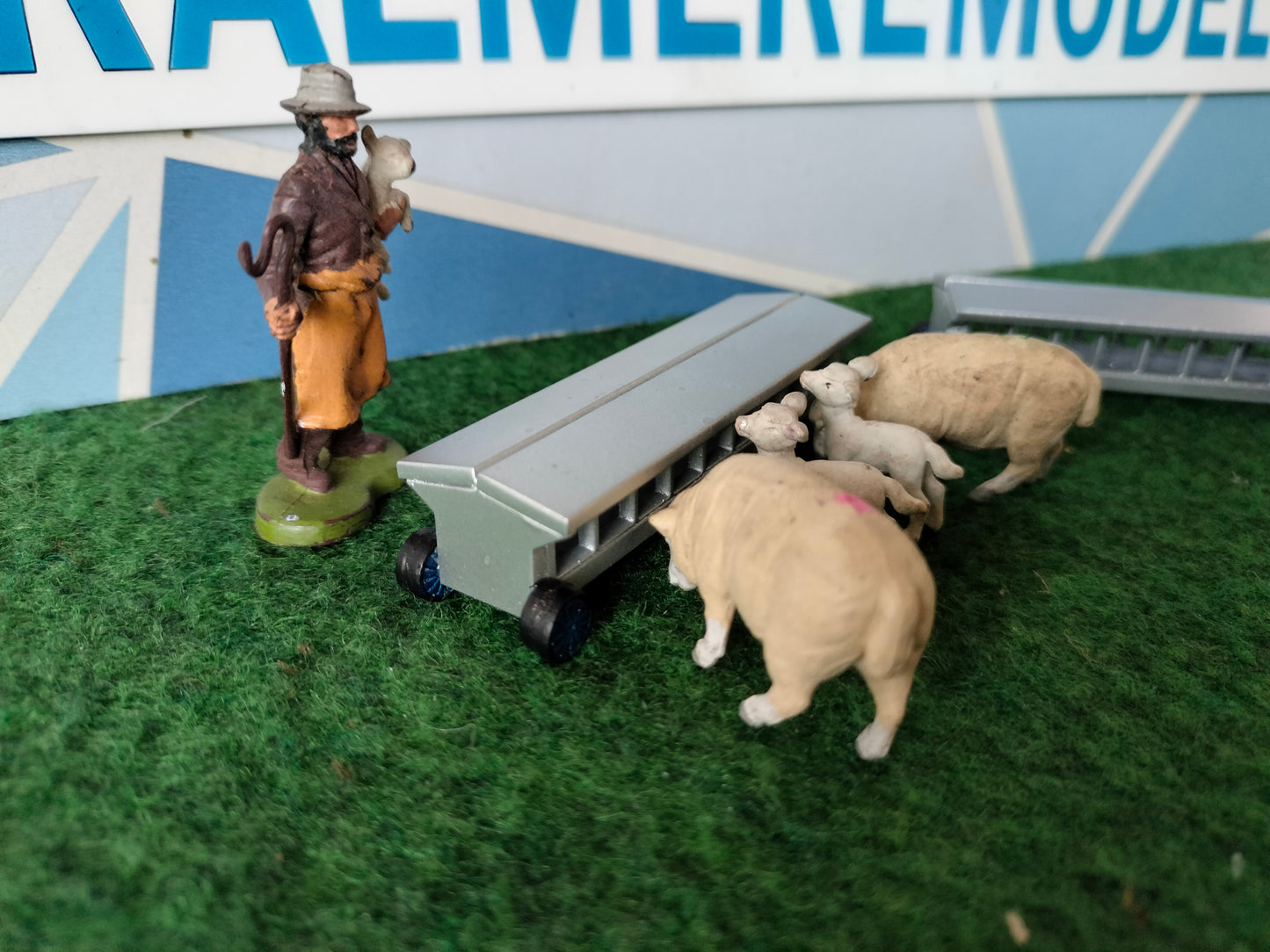 1:32 Sheep Lamb Creep Feeder 2x Model Kit